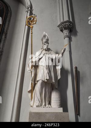 VIENNA, AUSTRIA - CIRCA SETTEMBRE 2022: Statua di Sant'Agostino ad Augustinerkirche traduzione Chiesa agostiniana Foto Stock