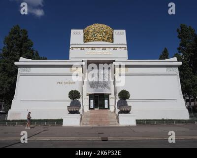 VIENNA, AUSTRIA - CIRCA 2022: Secessione Wiener di Olbrich circa 1897, Der Zeit ihre Kunst Der Kunst ihre Freiheit Ver Sacrum traduzione ad ogni età Foto Stock