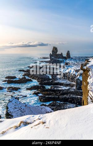 Londrangar, la roccia degli uccelli e le scogliere basaltiche circostanti, la penisola di Snaefelsnes, Islanda, Europa Foto Stock