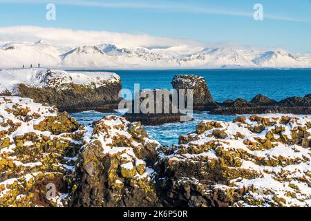 Gatklettur (Arco di Hellnar), arco di pietra naturalmente formato trovato tra i villaggi di Arnarstapi e Hellnar, penisola di Snaefelsnes, Islanda, Europa Foto Stock