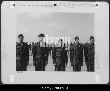 Da sinistra a destra: T/Sgt. Joseph L. Craighead, Bedford, Virginia; T/Sgt. William H. Gregg, Pocatello, Idaho; T/Sgt. Benjamin P. Hall, Haynesville, la.; T/Sgt. Kenneth A. Jeffers, Oriskany Falls, N.Y. e T/Sgt. Walter D. Smith, Padroni, Colón, tutti Foto Stock