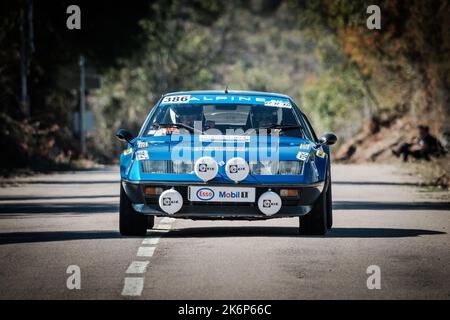 Novella, Corsica, Francia - 7th ottobre 2022: Alain Lecoq e Daniel Petit gareggiano nelle loro Alpi nel Tour de Corse Historique 2022. Foto Stock