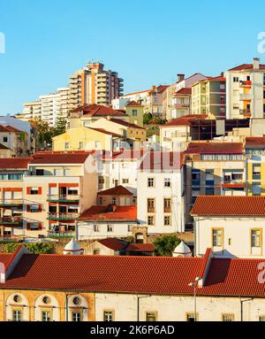 Vista al tramonto, skyline di Porto, case di architettura tradizionale, Portogallo Foto Stock