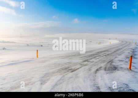 Inverno viaggio islandese, Ring Road vicino al Golden Gate Bridge delle Higlands, regione nord-orientale. Islanda, Europa. Foto Stock