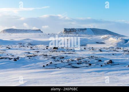 Inverno viaggio islandese, Ring Road vicino al Golden Gate Bridge delle Higlands, regione nord-orientale. Islanda, Europa. Foto Stock