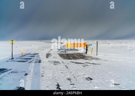 Inverno viaggio islandese, Ring Road vicino al Golden Gate Bridge delle Higlands, regione nord-orientale. Islanda, Europa. Foto Stock