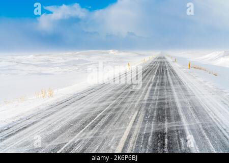 Inverno viaggio islandese, Ring Road vicino al Golden Gate Bridge delle Higlands, regione nord-orientale. Islanda, Europa. Foto Stock