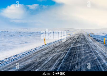 Inverno viaggio islandese, Ring Road vicino al Golden Gate Bridge delle Higlands, regione nord-orientale. Islanda, Europa. Foto Stock