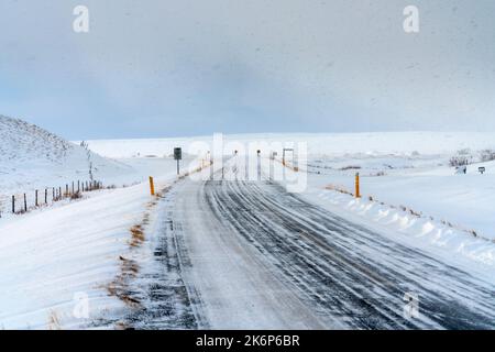 Viaggio invernale in Islanda, circonvallazione vicino a Myvatn, regione nord-orientale. Islanda, Europa. Foto Stock