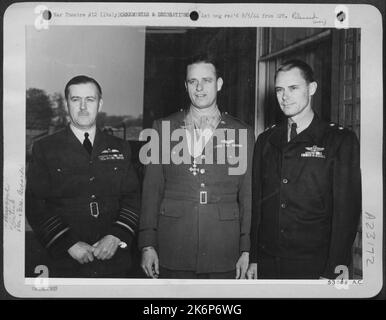 Il Capo d'aria Marshall Sir Leigh-Mallory ha mostrato con il Colon. Elliot Roosevelt e il Major Gen. Hoyt C. Vandenburg dopo l'assegnazione del CBE (Comandante Impero britannico) al col Roosevelt per il suo lavoro con l'unità di ricognizione fotografica nel Mediterraneo Foto Stock