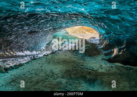 Caverna di ghiaccio nel ghiacciaio di Vatnajokull, Parco Nazionale di Skaftadell, Jökulsárlón, Parco Nazionale di Vatnajökull, Regione Orientale, Islanda, Europa Foto Stock