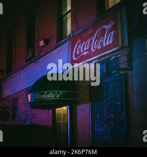 Michelles cocktail Lounge segno vintage di notte, Brooklyn, New York Foto Stock