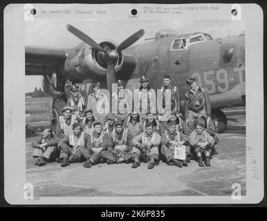 I membri dell'equipaggio del 458Th Bomb Group posano accanto A Un B-24 consolidato presso una base dell'aeronautica militare 8th da qualche parte in Inghilterra. Foto Stock