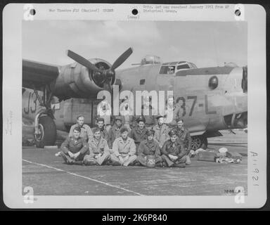 I membri dell'equipaggio del 458Th Bomb Group posano accanto A Un B-24 consolidato presso una base dell'aeronautica militare 8th da qualche parte in Inghilterra. Foto Stock