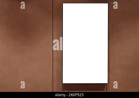 Modello di simulazione. Cartello bianco verticale, media display, cartellone pubblicitario su parete marrone all'interno del centro commerciale Foto Stock