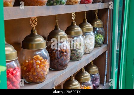 Vasetti di caramelle sugli scaffali di un negozio di caramelle o negozio. Varietà tradizionali di caramelle. Foto Stock