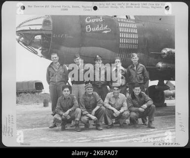 Equipaggio del Martin B-26 'Good Buddie' del 554Th Bomb Squadron, 386th Bomb Group posa in aereo presso la loro base a Boxted Field, Essex, Inghilterra il 31 agosto 1943. Foto Stock