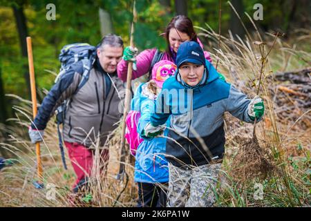 Brno, Repubblica Ceca. 15th Ott 2022. Giornata pubblica di restauro delle foreste organizzata da Lesy CR nei pressi di Brno - Marianske Valley, Repubblica Ceca, 15 ottobre 2022. Credit: Patrik Uhlir/CTK Photo/Alamy Live News Foto Stock