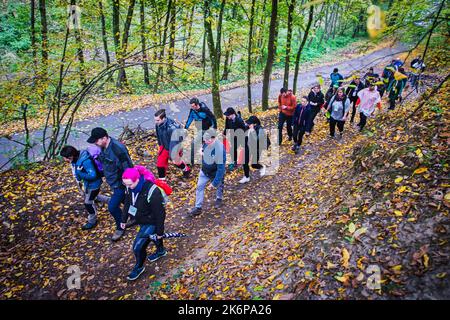 Brno, Repubblica Ceca. 15th Ott 2022. Giornata pubblica di restauro delle foreste organizzata da Lesy CR nei pressi di Brno - Marianske Valley, Repubblica Ceca, 15 ottobre 2022. Credit: Patrik Uhlir/CTK Photo/Alamy Live News Foto Stock