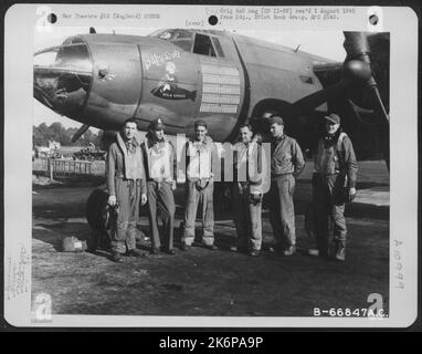 Il Lt. Jacobs e l'equipaggio della bomba Sqdn del 572Nd. Posa accanto al Martin B-26 Marauder 'Baby Doll III'. 391st Bomb Group, Inghilterra, 21 agosto 1944. Foto Stock