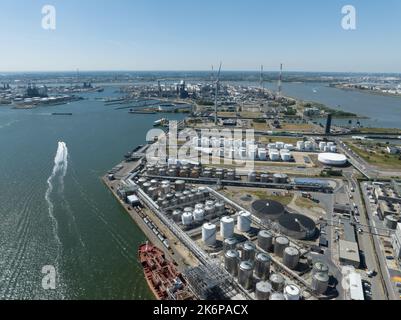 Anversa, 9th agosto 2022, Belgio. Nave petrolchimica ormeggiata. Carico e scarico di prodotti petroliferi importati ed esportati nel Foto Stock