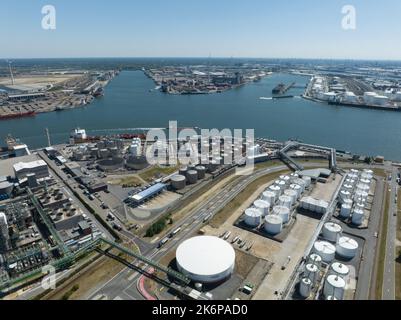 Anversa, 9th agosto 2022, Belgio. Nave petrolchimica ormeggiata. Carico e scarico di prodotti petroliferi importati ed esportati nel Foto Stock