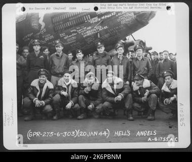 Equipaggio del Gruppo bomba 303Rd accanto al Boeing B-17 'Flying Fortress' 'Hell's Angels'. Inghilterra, 20 gennaio 1944. Foto Stock