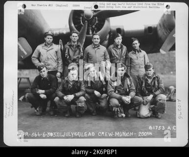 Guida l'equipaggio alla missione di bombardamento a Monaco di Baviera, Germania, accanto A Un Boeing B-17, 'Fortezza volante' 'Hell's Angels' dopo il completamento della sua missione 200th. 303Rd Gruppo bomba. Inghilterra, 11 luglio 1944. Foto Stock