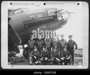 Lt. W.J. Monahan con l'equipaggio dello Squadrone delle bombe del 358th, 303Rd Bomb Group, accanto A Un Boeing B-17 'Fortezza volante' 'Hell's Angels'. Inghilterra, 10 agosto 1943. Foto Stock