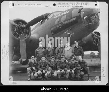 Sumarlidason e l'equipaggio del 358th Bomb Squadron, 303Rd Bomb Group, accanto A Un Boeing B-17 'Flying Fortress' 'Hell's Angels', Inghilterra, 20 luglio 1943. Foto Stock