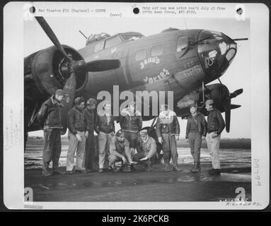 Equipaggio dello Squadrone delle bombe 562Nd, 388th Gruppo delle bombe, accanto al Boeing B-17 'Fortezza volante' 'Jokers'. Inghilterra 9 aprile 1944. Da sinistra a destra; S/Sgt. Benson, Austin, Minnesota; T/Sgt. William J. Lazar, Herminie, Penn S/Sgt. Edward H. Leona Foto Stock