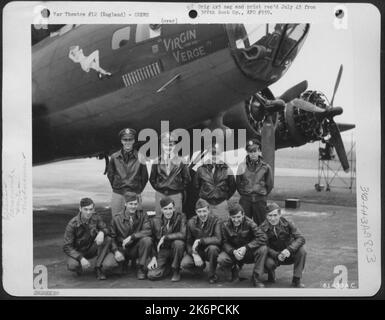 Equipaggio del 561St Bomb Squadron, 388th Bomb Group, accanto al Boeing B-17 'Flying Fortress' 'Virgin on the Verge' Inghilterra, 13 settembre 1943. In piedi, da sinistra a destra sono: 2nd Lt. Paul Arbon, Denver, Colonel 1st Lt. Paul Swift, Winthrop, Mass. 2nd Lt. CEC Foto Stock