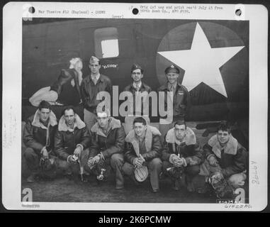 Equipaggio dello Squadrone delle bombe 562Nd, 388th Gruppo delle bombe, accanto A Un Boeing B-17 'Fortezza volante'. Inghilterra 11 agosto 1943. Back Row, da sinistra a destra: 2nd Lt. Paul E. Williams, Akron, Ohio 2nd Lt. Edwin G. Garver, Indianapolis, Indiana 2nd Lt. Ireael Rogg, Brookly Foto Stock