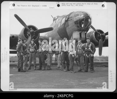 Equipaggio della 563Rd Bomb Sdqn., 388th Bomb Group, accanto A Un Boeing B-17 'Flying Fortress'. Inghilterra, 22 aprile 1944. Da sinistra a destra: S/Sgt. Richard H. Thompson, Richmond, Virginia, S/Sgt. Gordon B. Porterfield, Bluefield, WV 2nd Lt. Von W. Bottenfield, nel Foto Stock