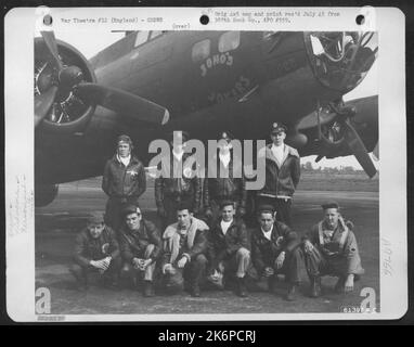 Equipaggio del Gruppo Bomb 388th accanto al Boeing B-17 'Fortezza volante' 'Jokers'. Da sinistra a destra, in piedi sono: 2nd Lt. Eugene G. CORDIS, Milwaukee, Wisconsin; 1st Lt. Harry E. Joho, Farrell, Pennsylvania; 2nd Lt. James L. McKenna, Auburn, Mass.; 2nd Foto Stock