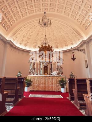 Interno del castello di Horovice, cappella del castello con altare barocco dorato bianco con statue bianche di angeli, Horovice, repubblica Ceca, luglio 2021 Foto Stock