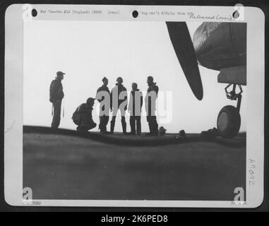 L'INGHILTERRA si è stagliata contro il cielo nella luce dell'alba del mattino presto, questa squadra di AF Marauder del 9th è pronta per una nuova missione che farà di più il giorno della vittoria completa. Questa foto è stata fatta da W. Wedon J. Allen, 2624 University Drive Foto Stock