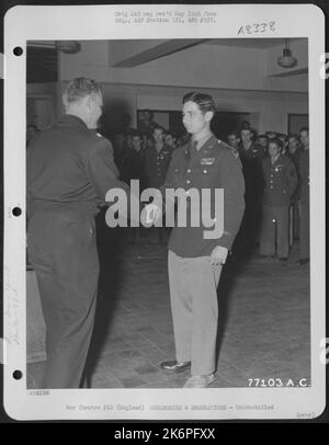 Un membro del 91st Bomb Group riceve un premio durante Una cerimonia presso una base aerea in Inghilterra. 4 settembre 1943. Foto Stock