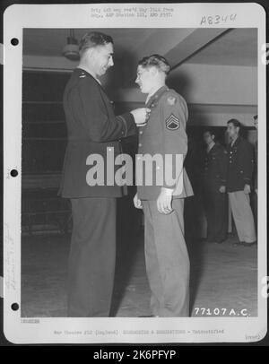 Un membro del gruppo Bomb 91st riceve un premio durante Una cerimonia presso una base aerea in Inghilterra. 28 ottobre 1943. Foto Stock