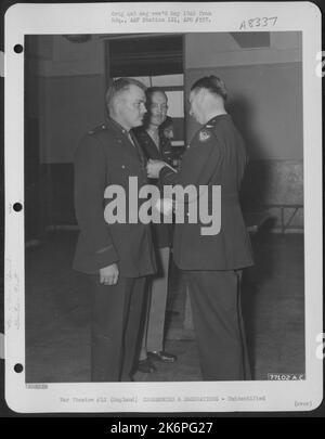 Un membro del 91st Bomb Group riceve un premio durante Una cerimonia presso una base aerea in Inghilterra. 4 settembre 1943. Foto Stock