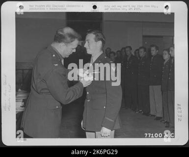 Un membro del gruppo Bomb 91st riceve un premio durante Una cerimonia presso una base aerea in Inghilterra. 6 maggio 1943. Foto Stock