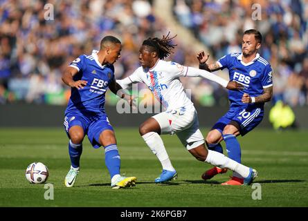 Gli Youri Tielemans di Leicester City, l'Eberechi Eze di Crystal Palace e James Maddison di Leicester City (a destra) si battono per la palla durante la partita della Premier League al King Power Stadium di Leicester. Data immagine: Sabato 15 ottobre 2022. Foto Stock