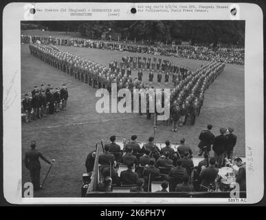 Parlando in mike dallo stand della band con la SHAEF 50 Band di Glenn Miller, il generale James H. Doolittle ha inaugurato il 8th Air Force Bond Drive che mira a raccogliere $6.000.000 dollari allo scopo di acquisire il proprio 'Victory Squadron' Foto Stock