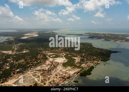 Veduta aerea della costa dell'isola di Sri Lanka con isole e mare blu. Vista dall'alto della penisola di Kalpitiya. Foto Stock