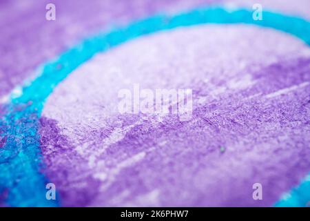 Primo piano estremo dell'acquerello viola sulla trama della carta fuoco selettivo. Profondità di campo poco profonda. Foto Stock