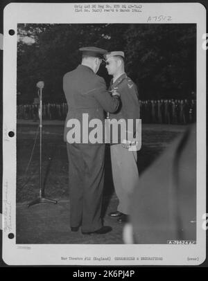 Air Marshall Sir Leigh-Mallory presenta la Distinguished Flying Cross britannica al colonnello Hubert Zemke di Missoula, Month., durante Una cerimonia a Middlesex, Inghilterra, il 16 ottobre 1943. Foto Stock