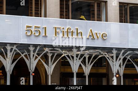 New York, USA - 19 settembre 2022: Un cartello con l'indirizzo 551 sul fronte di un edificio sulla 5th Avenue Foto Stock