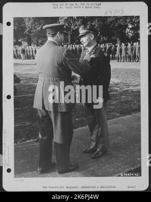 Air Marshall Sir Leigh-Mallory presenta la Distinguished Flying Cross britannica al Lt. Colonnello Algene E. Key di Meridian, signorina, durante Una cerimonia a Middlesex, Inghilterra, il 16 ottobre 1943. Foto Stock