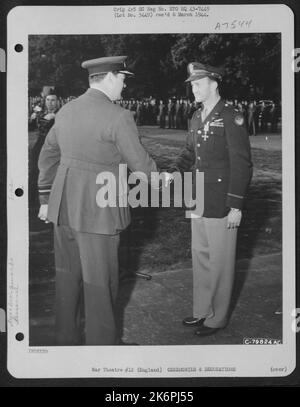 Air Marshall Sir Leigh-Mallory presenta la Distinguished Flying Cross britannica al colonnello John D. DeRussy di San Antonio, Texas, durante Una cerimonia a Middlesex, Inghilterra, il 16 ottobre 1943. Foto Stock