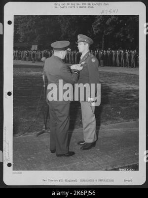 Air Marshall Sir Leigh-Mallory presenta la British Distinguished Flying Cross al Capt. London di Long Beach, California, durante Una cerimonia a Middlesex, Inghilterra, il 16 ottobre 1943. Foto Stock